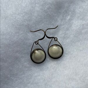 Chic Shell Drop Earrings in Cream and Gold